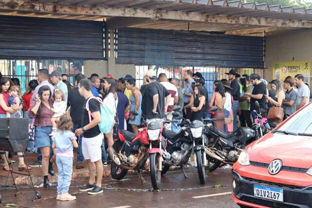 Temporal derruba estandes, cabos de energia e cancela shows na Expogrande