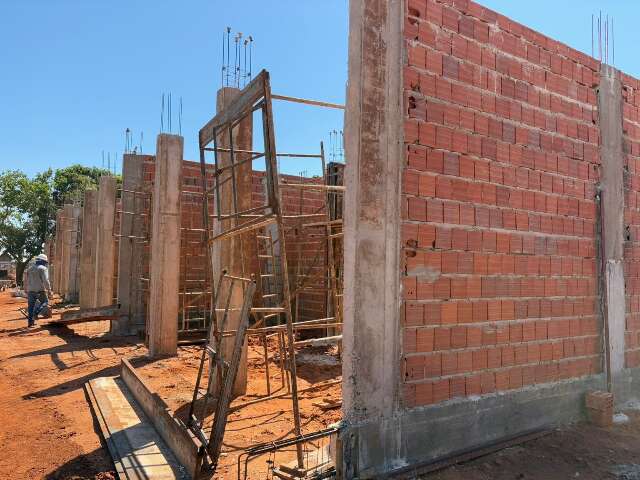 Com avan&ccedil;o das obras, condom&iacute;nio premiado come&ccedil;a a ganhar paredes