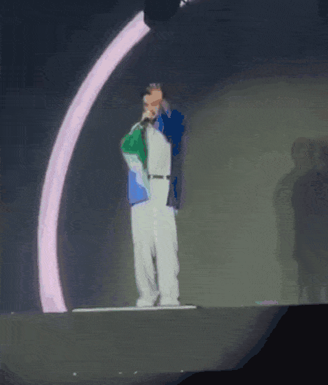 Em casa, Luan Santana abre nova turn&ecirc; entre f&atilde;s fi&eacute;is e arena lotada