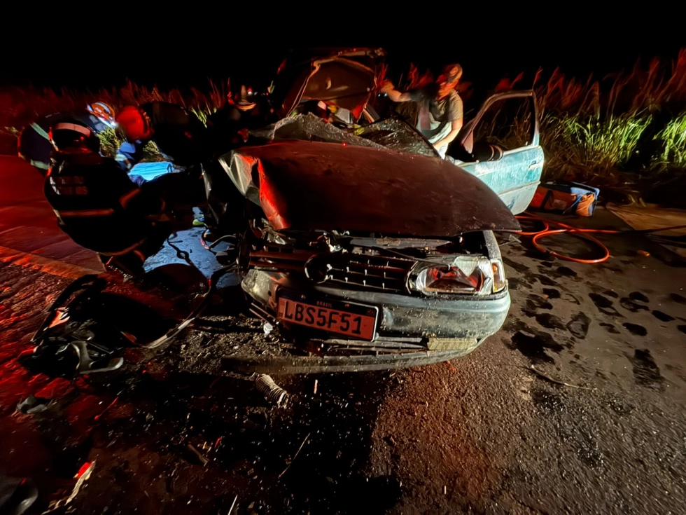 Passageiro fica preso &agrave;s ferragens ap&oacute;s carro bater em caminh&atilde;o parado