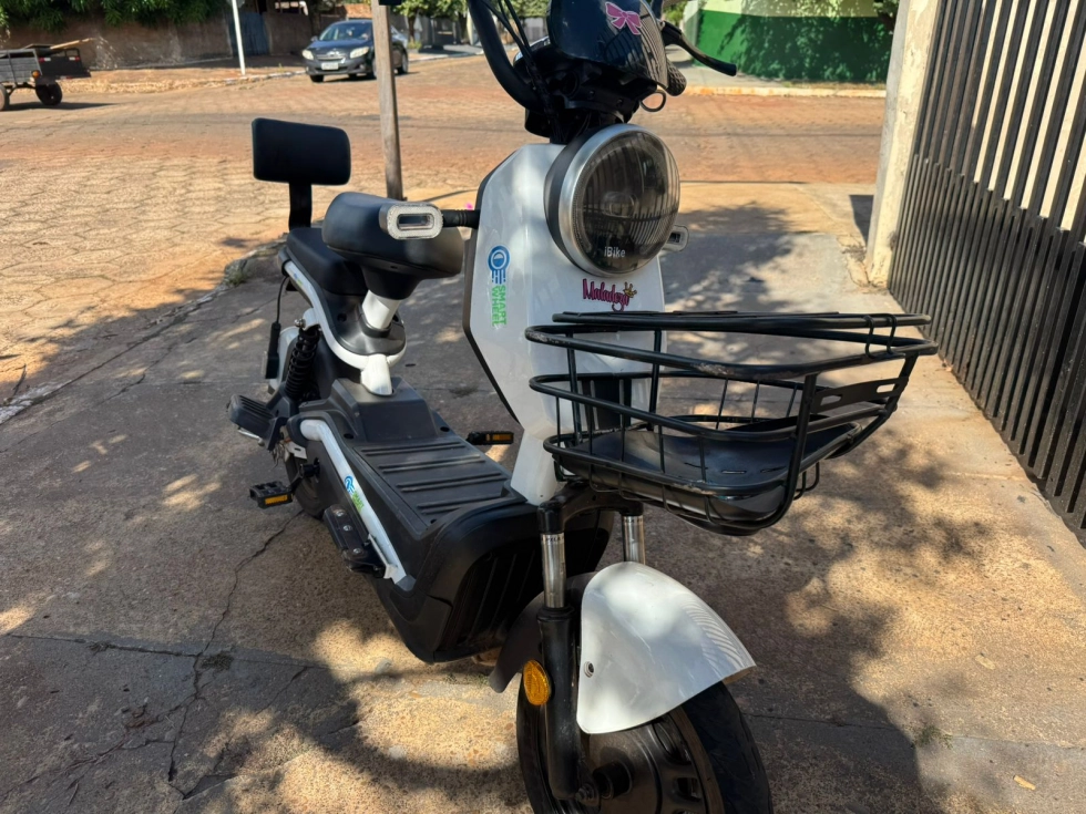 Ciclista de 59 anos morre ap&oacute;s colidir com caminh&atilde;o estacionado 