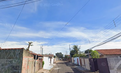 Homem &eacute; baleado por passageiro de moto enquanto conversava com vizinho