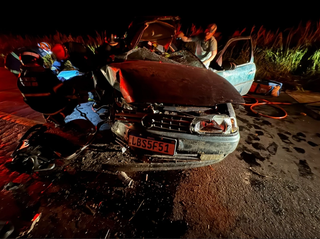 Passageiro fica preso &agrave;s ferragens ap&oacute;s carro bater em caminh&atilde;o parado