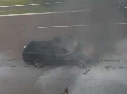 Caminhonete pega fogo e fica destru&iacute;da na Avenida Afonso Pena 