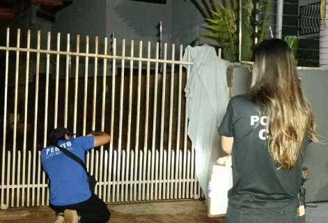 Homem de 56 anos morre ao ficar com cabe&ccedil;a presa em port&atilde;o