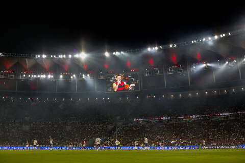 Flamengo vence Bahia, embala quinta vit&oacute;ria seguida e segue na cola do l&iacute;der