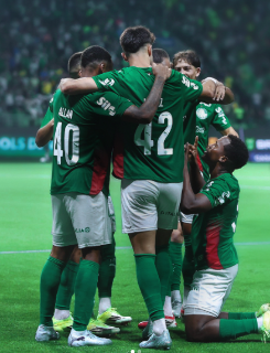 Com um a menos, Palmeiras vence Athletico-PR e mant&eacute;m vantagem na lideran&ccedil;a