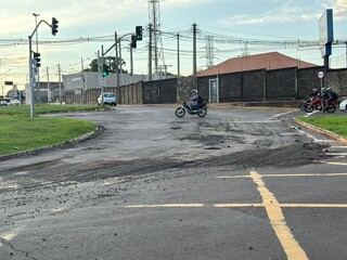 Asfalto volta a sofrer desgaste ap&oacute;s chuva em rotat&oacute;ria de Campo Grande