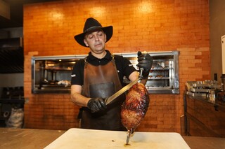 Almo&ccedil;o da Confraria tem churrasco e sushi &agrave; vontade por R$ 59,90