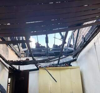 Idosa e filho deficiente s&atilde;o resgatados por vizinhos de casa em chamas