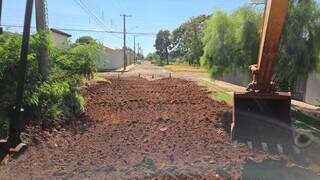 Moradores pagam diesel de escavadeira para empres&aacute;rio tapar buracos pela 5&ordf; vez