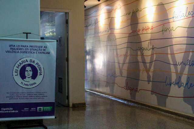 Crian&ccedil;as pedem socorro a vizinhos e pol&iacute;cia prende porteiro por c&aacute;rcere privado