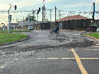 Asfalto volta a sofrer desgaste ap&oacute;s chuva em rotat&oacute;ria de Campo Grande