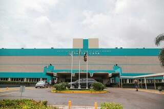 Jovem &eacute; baleado na varanda de casa e socorrido em estado grave