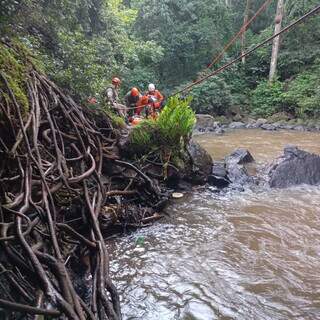 Salto em cachoeira d&aacute; errado e jovem &eacute; resgatado por tirolesa no Inferninho