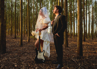 Ap&oacute;s noivado em show de Guns, casal recria &ldquo;November Rain&rdquo;