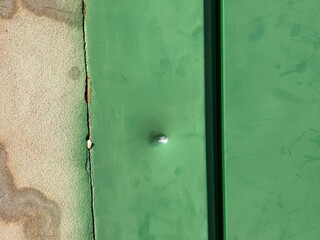 Padeiro de 62 anos &eacute; baleado ao ser chamado no port&atilde;o de casa