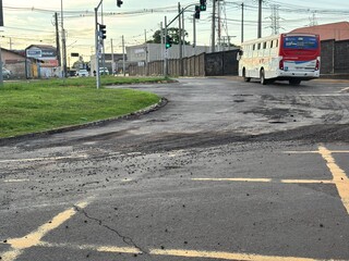 Asfalto volta a sofrer desgaste ap&oacute;s chuva em rotat&oacute;ria de Campo Grande