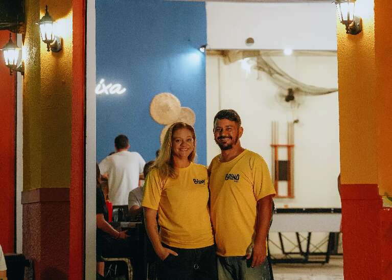 Casal abriu bar de brasilidades em 9 dias e fez galpão ganhar vida na 14
