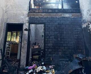 Idosa e filho deficiente s&atilde;o resgatados por vizinhos de casa em chamas