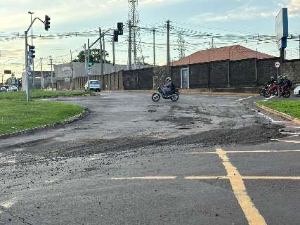 Asfalto volta a sofrer desgaste ap&oacute;s chuva em rotat&oacute;ria de Campo Grande