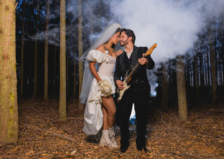 Ap&oacute;s noivado em show de Guns, casal recria &ldquo;November Rain&rdquo;