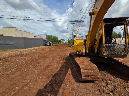 Moradores pagam diesel de escavadeira para empres&aacute;rio tapar buracos pela 5&ordf; vez