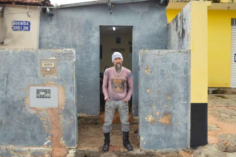 Portinha na Zahran esconde relíquia de família, roqueiro e barbearia