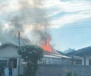 Idosa e filho deficiente s&atilde;o resgatados por vizinhos de casa em chamas