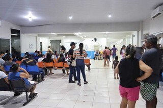 Pacientes enfrentam horas de espera e filas lotam UPAs em Campo Grande