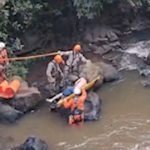 Salto em cachoeira dá errado e jovem é resgatado por tirolesa no Inferninho