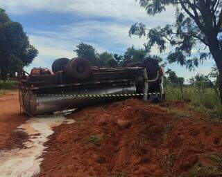 Caminh&atilde;o carregado de leite tomba e condutor morre preso &agrave;s ferragens