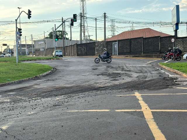 Asfalto volta a sofrer desgaste ap&oacute;s chuva em rotat&oacute;ria de Campo Grande