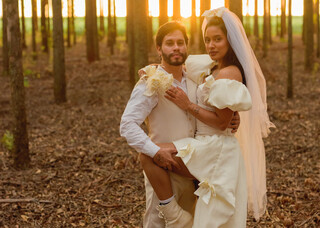 Ap&oacute;s noivado em show de Guns, casal recria &ldquo;November Rain&rdquo;