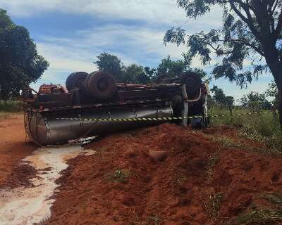 Caminh&atilde;o carregado de leite tomba e condutor morre preso &agrave;s ferragens