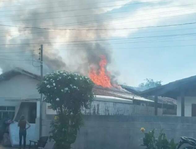 Idosa e filho deficiente s&atilde;o resgatados por vizinhos de casa em chamas