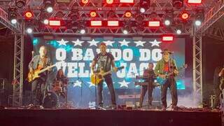 Aos 15 anos, Heitor j&aacute; assumiu bateria do Bando do Velho Jack em show