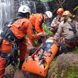 Salto em cachoeira d&aacute; errado e jovem &eacute; resgatado por tirolesa no Inferninho