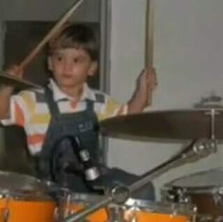 Aos 15 anos, Heitor j&aacute; assumiu bateria do Bando do Velho Jack em show