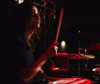 Aos 15 anos, Heitor j&aacute; assumiu bateria do Bando do Velho Jack em show