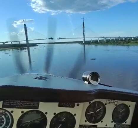 Pol&iacute;cia investiga se imagem de avi&atilde;o sob ponte &eacute; real e piloto pode ser punido