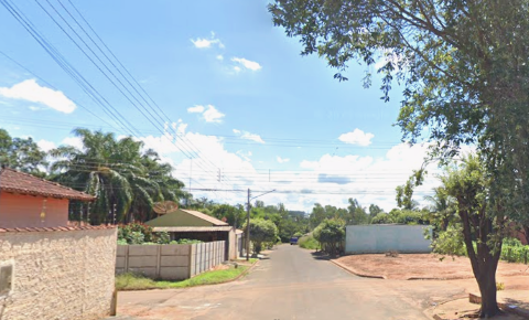 Jovem &eacute; executado a tiros ap&oacute;s ser atra&iacute;do para o port&atilde;o de casa 