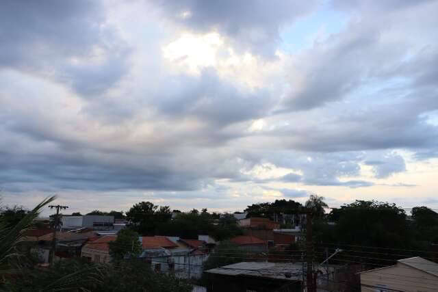 Ter&ccedil;a-feira tem previs&atilde;o de chuvas intensas e alerta vermelho de calor