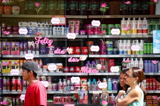 Venda em lojas f&iacute;sicas recua 5,4% e exp&otilde;e consumo mais travado