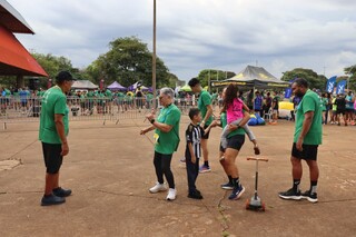 Banc&aacute;ria come&ccedil;a a correr e motiva fam&iacute;lia inteira a se exercitar