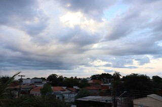 Ter&ccedil;a-feira tem previs&atilde;o de chuvas intensas e alerta vermelho de calor