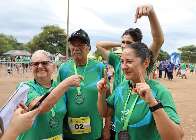 Banc&aacute;ria come&ccedil;a a correr e motiva fam&iacute;lia inteira a se exercitar