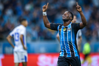 Gr&ecirc;mio vence Confian&ccedil;a com vantagem num&eacute;rica na Copa do Brasil