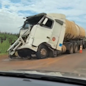 Acidente entre carro e carreta-tanque deixa tr&acirc;nsito lento em rodovia