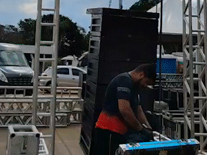 Posto monta estrutura para receber C&ecirc; T&aacute; Doido amanh&atilde;